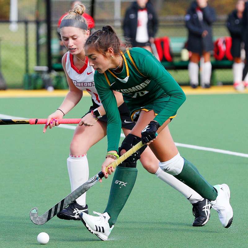 Skidmore field hockey player in action on Wacchenheim Field