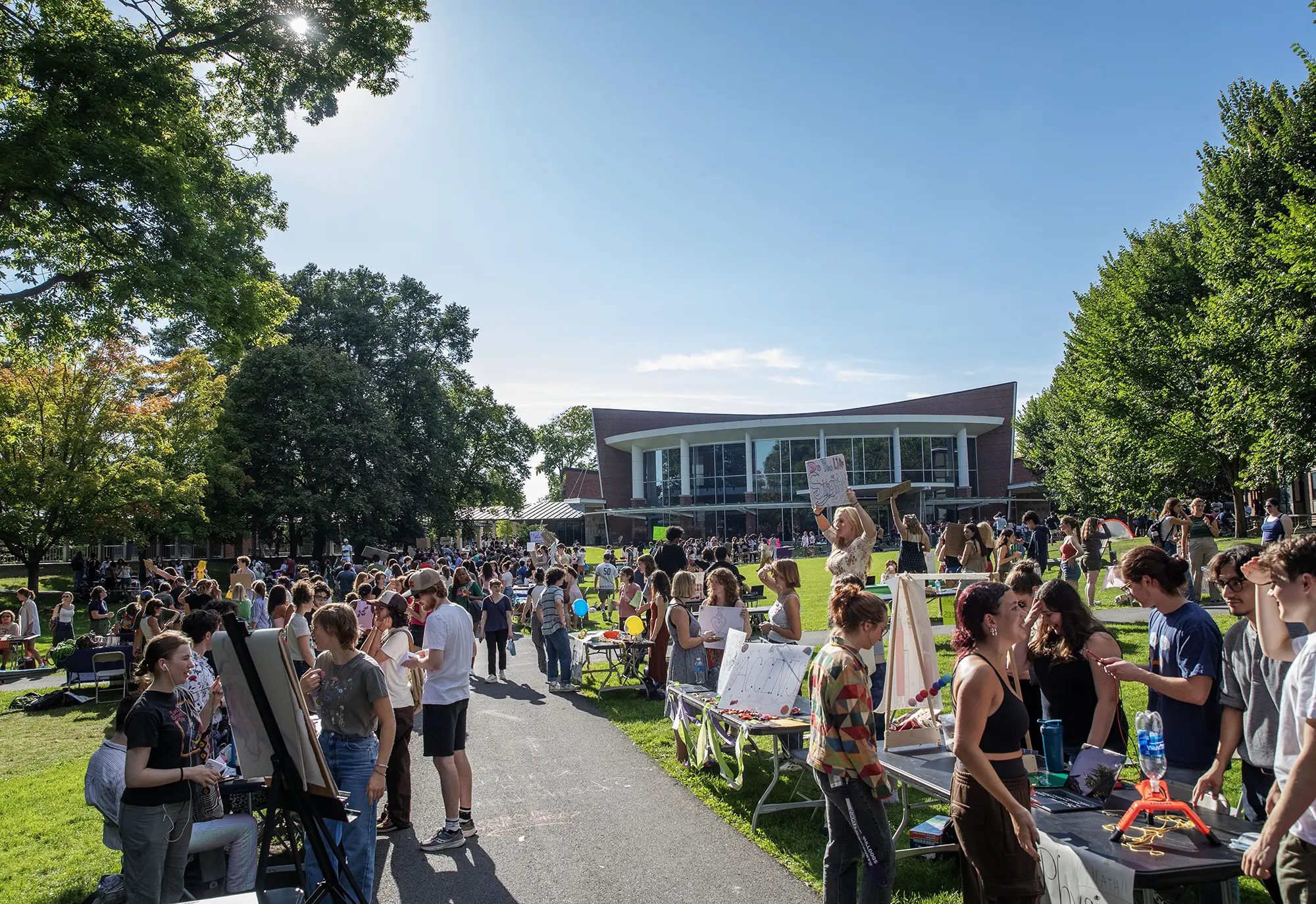 Hundreds of students gather for the club fair on Skidmore’s Case Green, exploring tables filled with posters, sign-up sheets, and creative displays in front of the Tang Teaching Museum.